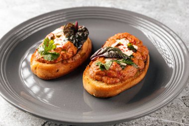 Patlıcan ve patlıcan tabağa serpilmiş