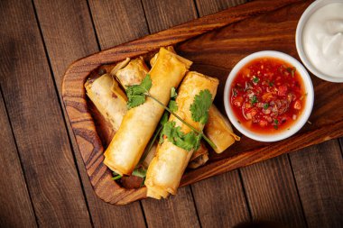 Salsa soslu ve ekşi kremalı börek.