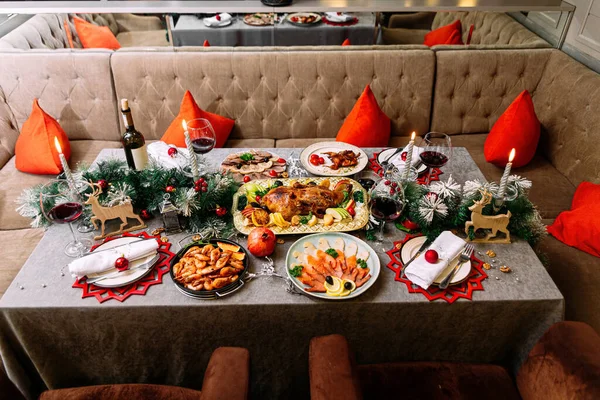 Újévi ünnepi felszolgált asztal dekorációval — Stock Fotó