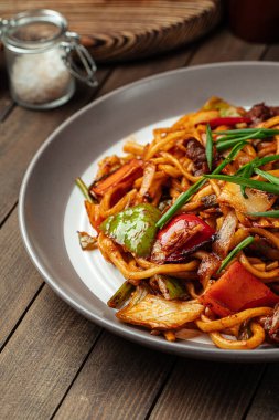 Doğu yemeği porsiyonu tsomyan rostosu.