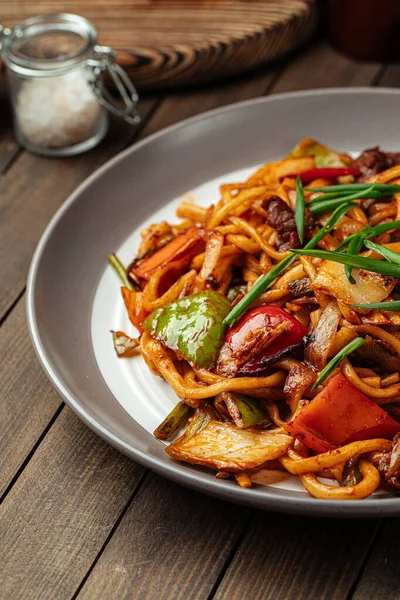 Porción de plato oriental tsomyan fideos asados — Foto de Stock