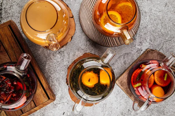 Teteras con varios té en la mesa gris — Foto de Stock
