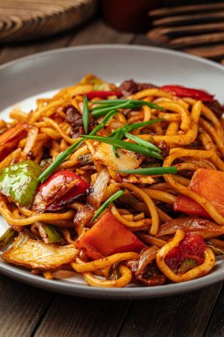 Doğu yemeği porsiyonu tsomyan rostosu.