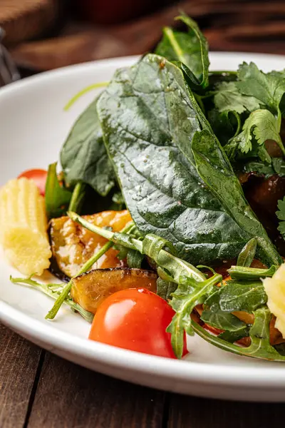 Ensalada saludable de espinacas con berenjena y maíz bebé —  Fotos de Stock