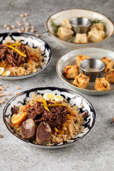 Różne orientalne potrawy pilaf i manti — Zdjęcie stockowe