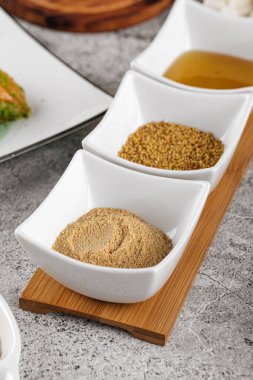 Çeşitli doğu tatlıları seti.