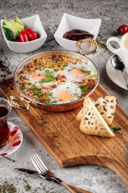 Shakshuka ve malzemelerle birlikte doğu kahvaltı seti.