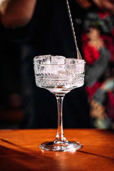 Barkeeper macht Cocktail mit Eis im schicken Glas — Stockfoto