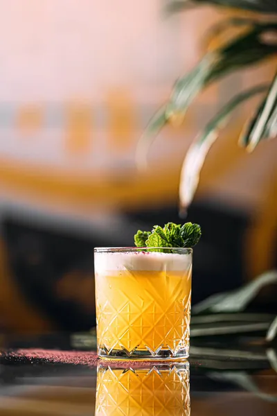 Whisky giallo cocktail acido guarnito con menta — Foto Stock