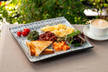 Cappuccino kahveli, rustik kahvaltı servisi.