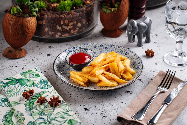 Stekt potatis kilar med ketchap mellanmål — Stockfoto