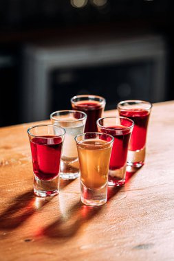 Ahşap bar masasında çeşitli içkiler.