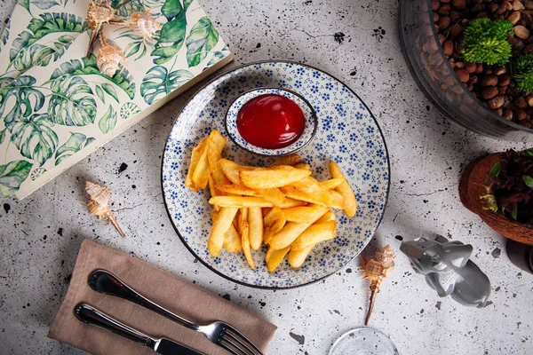 Stekt potatis kilar med ketchap mellanmål — Stockfoto