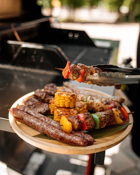 소시지 고기와 옥수수 바베큐와 함께 구운 요리 — 스톡 사진