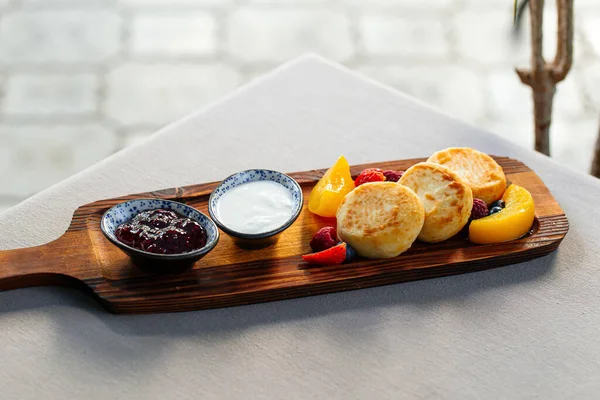 Süßes Frühstück mit Quark-Pfannkuchen — Stockfoto