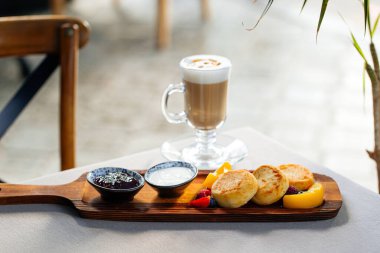 Süzme peynirli krepli tatlı kahvaltı