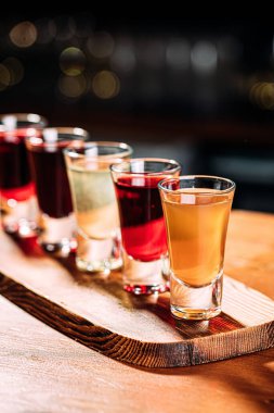 Ahşap bar masasında çeşitli içkiler.