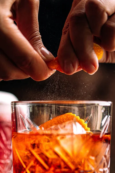 Saupoudrer negroni cocktail de peau d'orange — Photo