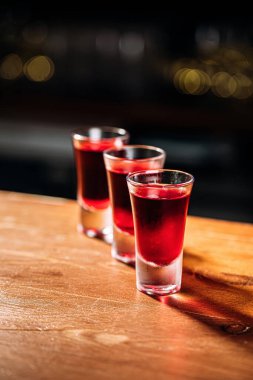 Ahşap bar masasında çeşitli içkiler.