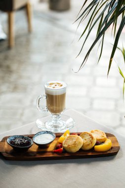 Süzme peynirli krepli tatlı kahvaltı