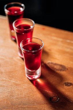 Ahşap bar masasında çeşitli içkiler.