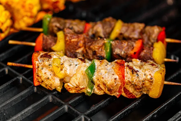 Griller des brochettes de poulet et du maïs sur un barbecue — Photo