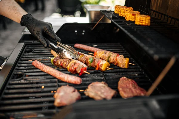 Griller des saucisses et des brochettes sur un barbecue — Photo