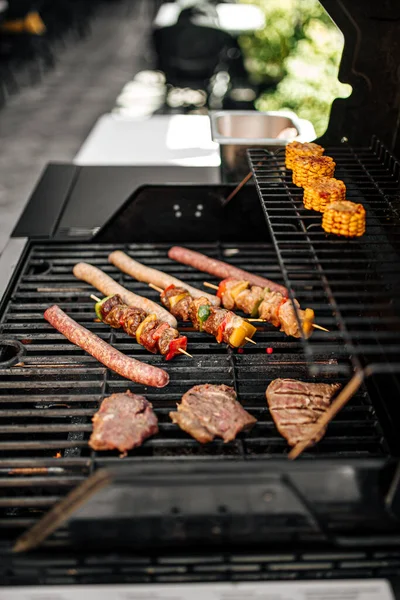 Griller des saucisses et des brochettes sur un barbecue — Photo