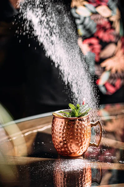 Barman dělá koktejl v měděném hrnku s cukrem — Stock fotografie