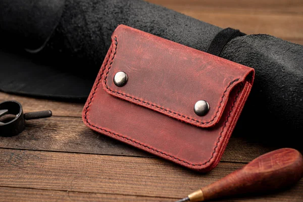 Vista lateral en cartera de cuero rojo hecha a mano — Foto de Stock