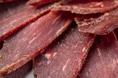 Dilimlenmiş kuru et basturma aperatifi.