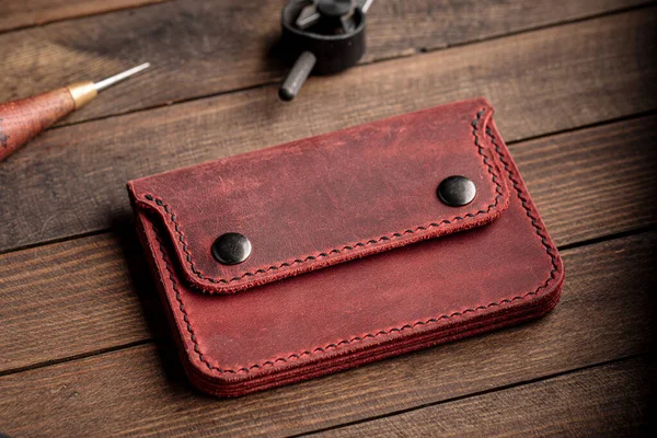 Top view kézzel készített piros bőr pénztárca — Stock Fotó