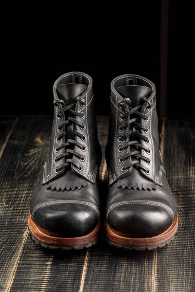 Ręcznie robione czarne skórzane wysokie buty — Zdjęcie stockowe