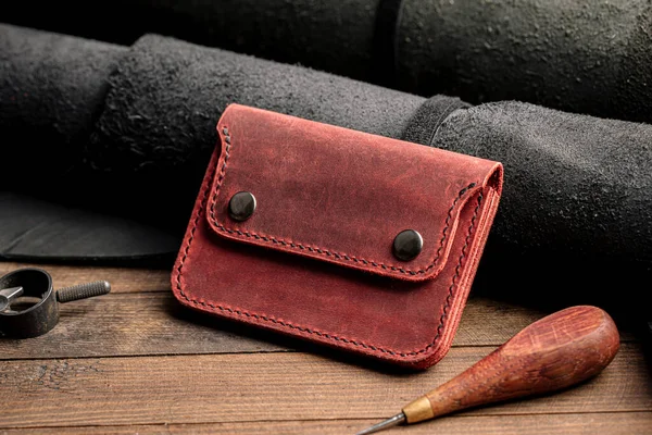Вид сбоку на рукодельный красный кожаный бумажник — стоковое фото