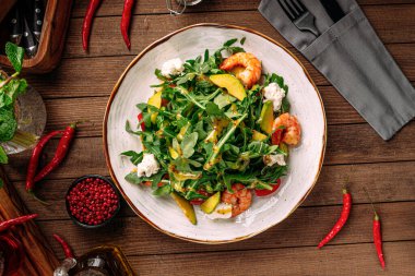 Avokado ve roka ile gurme karides salatası