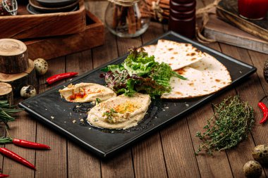 Klasik humus soslu pide.