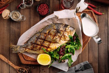 Gurme ızgara Dorado balığı ve yeşillik