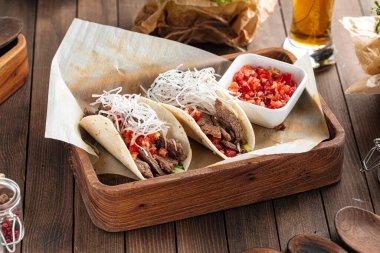 Salsa soslu biftek aperatifli taco.