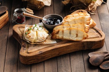 Fırında peynirli peynirli meze ve tost.