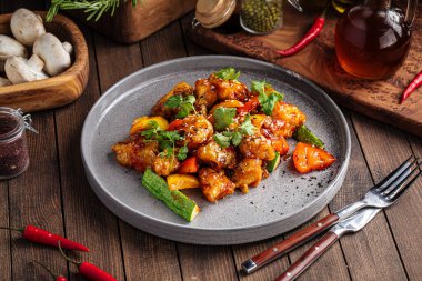 Tatlı ve ekşi soslu Asya zander balığı.