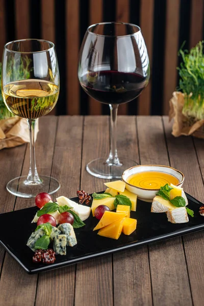 チーズワイン前菜盛り合わせ — ストック写真