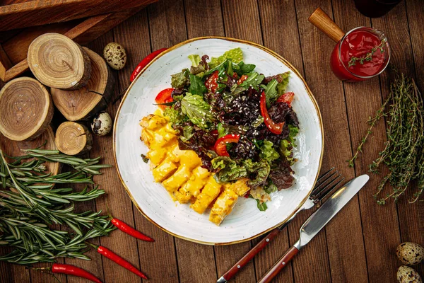 Varm sallad med kyckling och currysås — Stockfoto