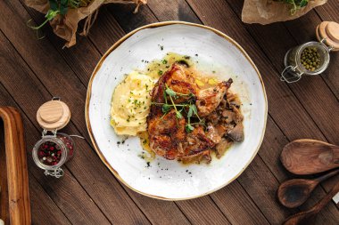 Tavuk ve patates püresi.