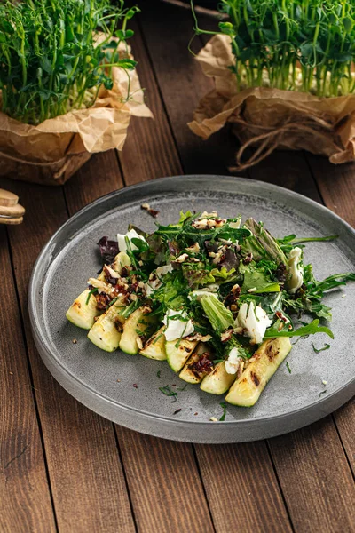 Fındıklı kabak ve peynir salatası. — Stok fotoğraf