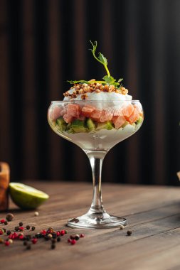 Peynirli ve avokadolu somon kabı.