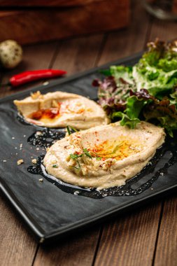 Klasik humus soslu pide.