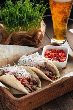 Salsa soslu biftek aperatifli taco.