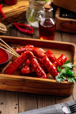 Bar aperatifleri soslu sosis avlıyorlar.