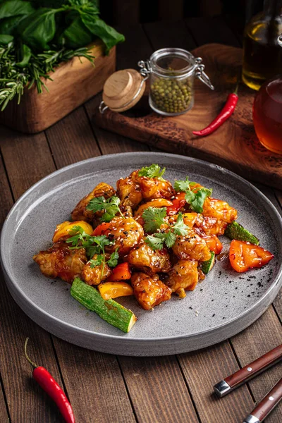 고춧가루와 단맛 이 나는 생선을 곁들인 아시아 요리 — 스톡 사진