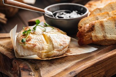 Fırında peynirli peynirli meze ve tost.